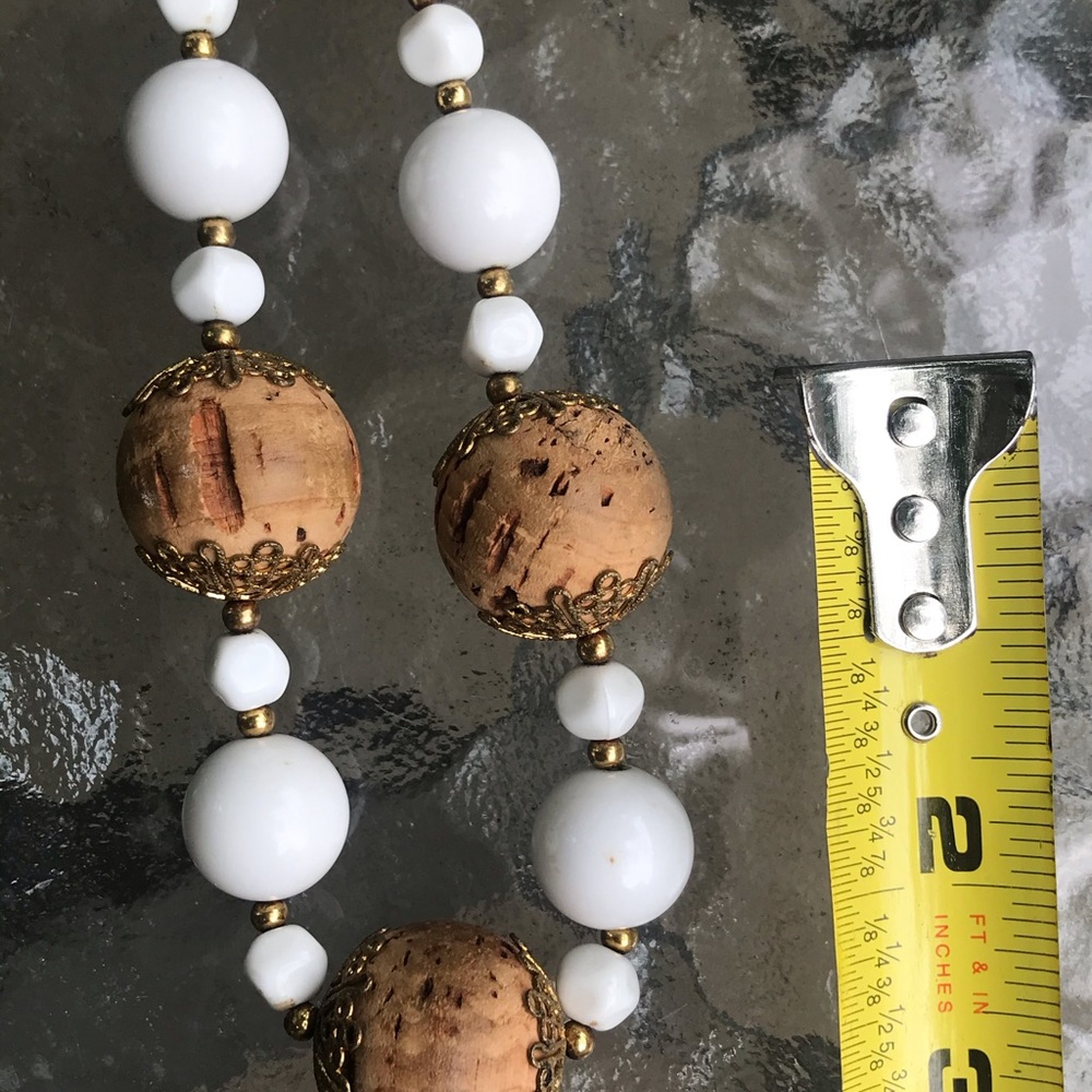 VINTAGE Gold tone White and Cork Beaded Necklace - Picture 4 of 7